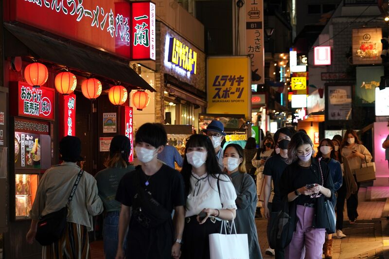 Οι επισκέπτες συνωστίζονται στην περιοχή Harajuku και Shibuya του Τόκιο καθώς τα κρούσματα Covid συνεχίζουν να πέφτουν