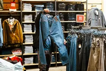 داخل یک فروشگاه Levi's قبل از ارقام درآمد