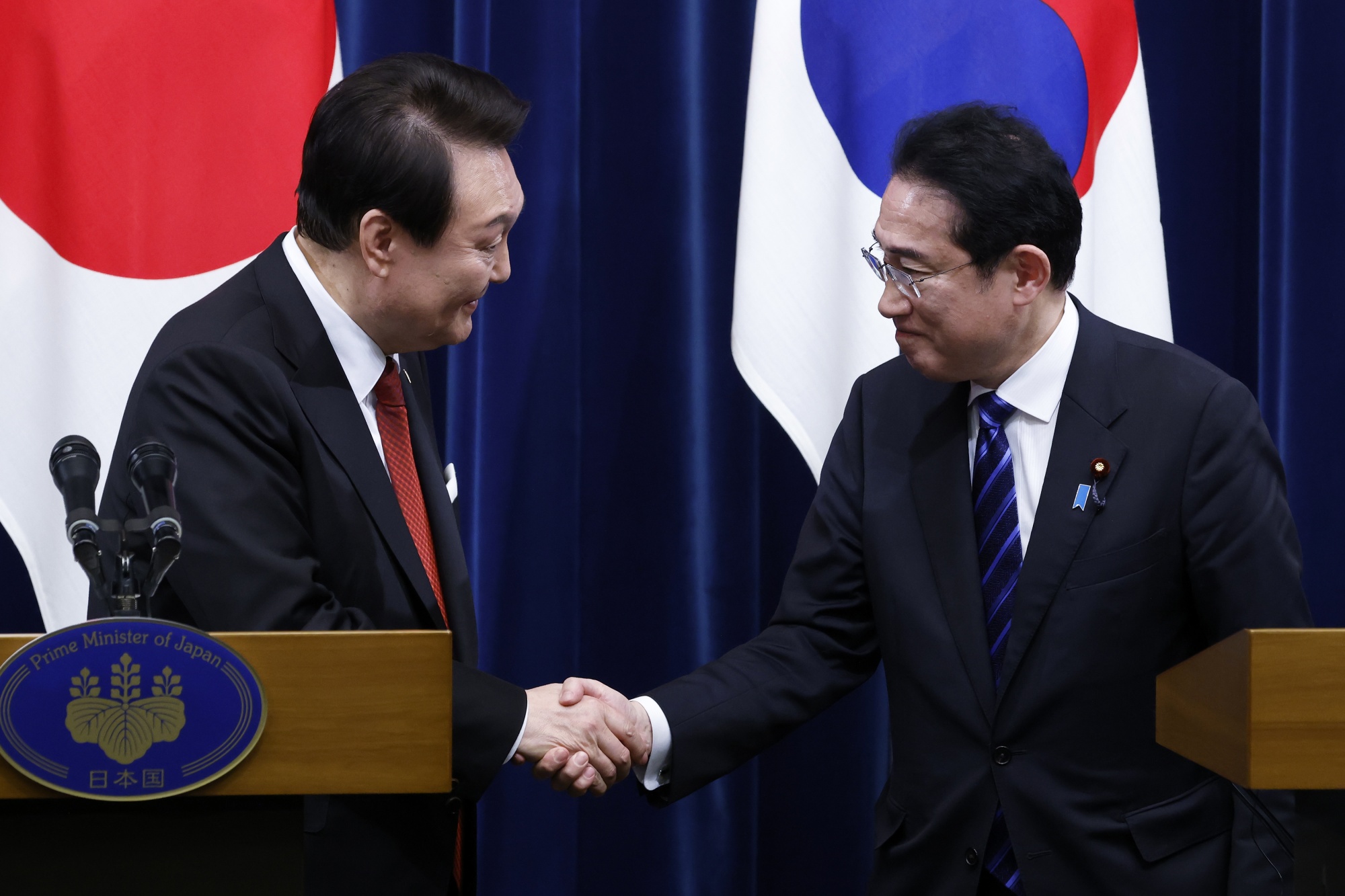 Japan-South Korea Thaw Showed Shared Economic Pain Over China Amid