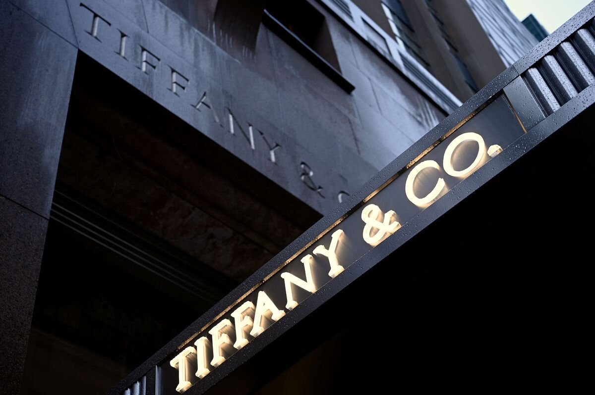Louis Vuitton Maker Is Looking to Buy Tiffany - Bloomberg