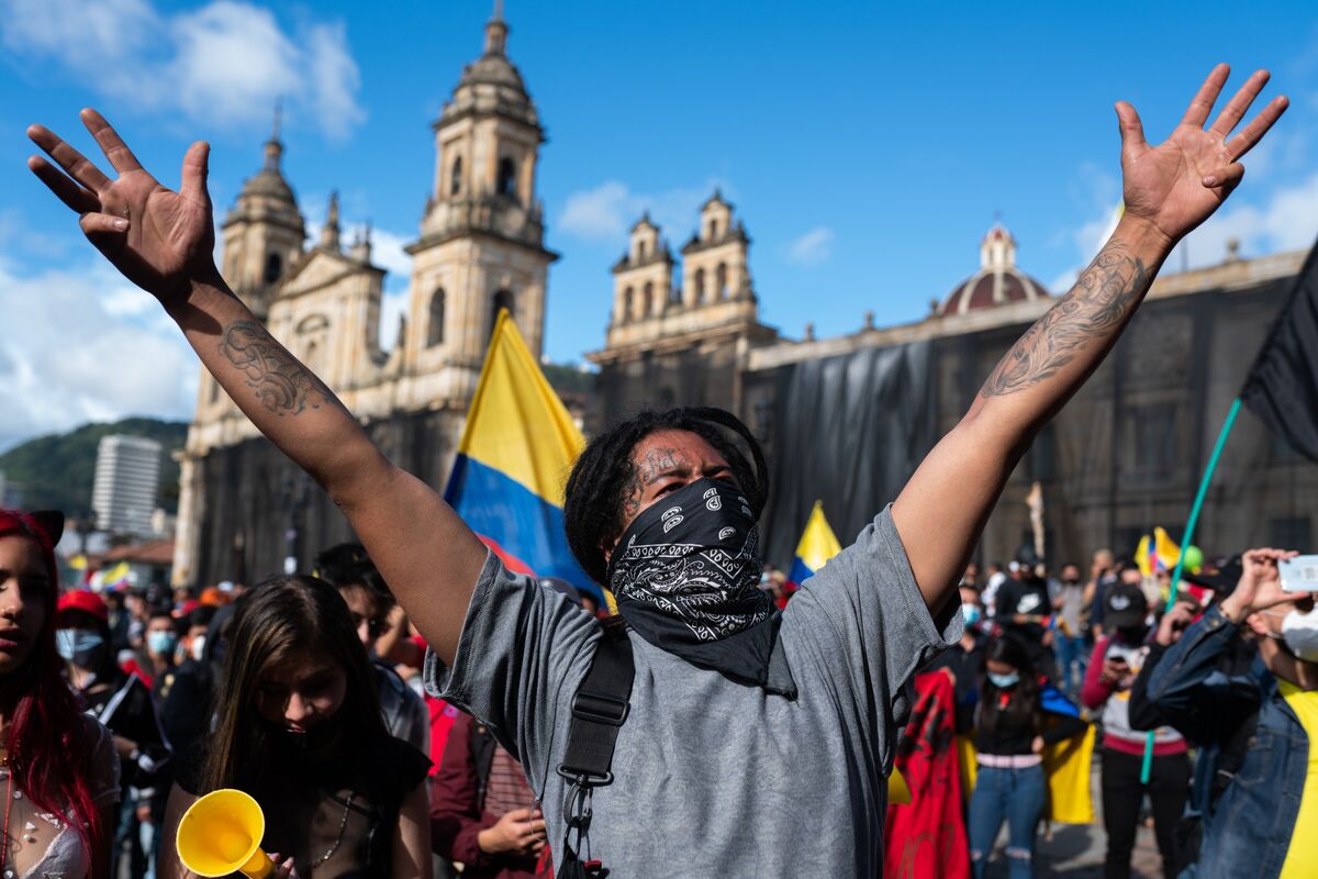 Colombia Cut to Junk by S&P After Failed Bid to Raise Taxes - Bloomberg