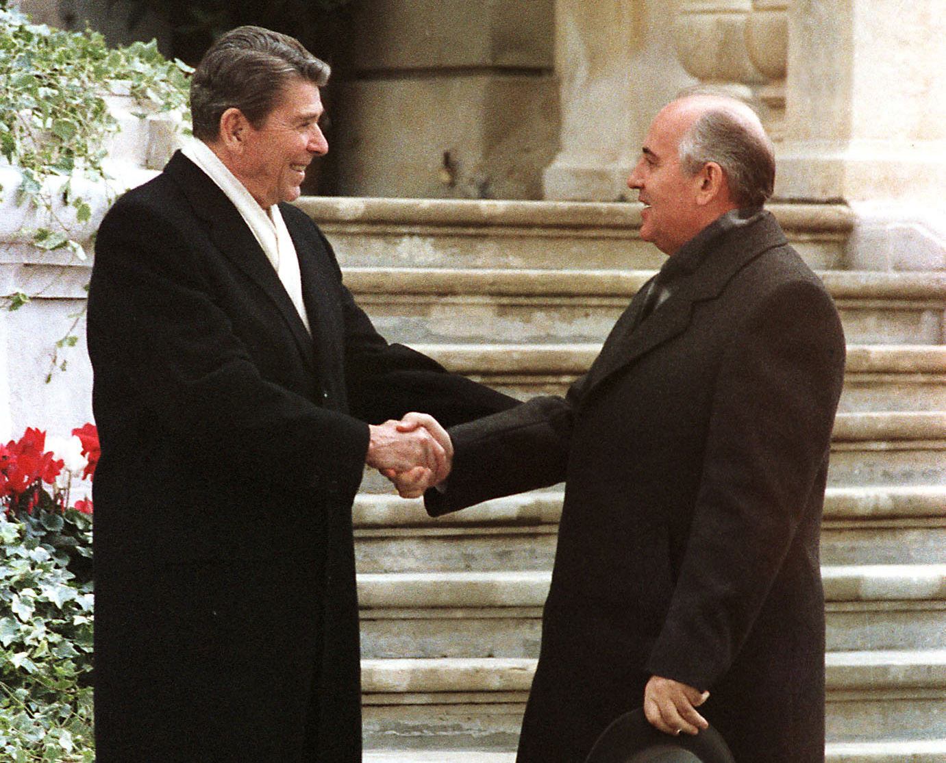 Переговоры с рейганом. Горбачев Рейган Женева 1985. Саммит Рейган Горбачев 1985. Встреча Горбачева и Рейгана в Женеве 1985.