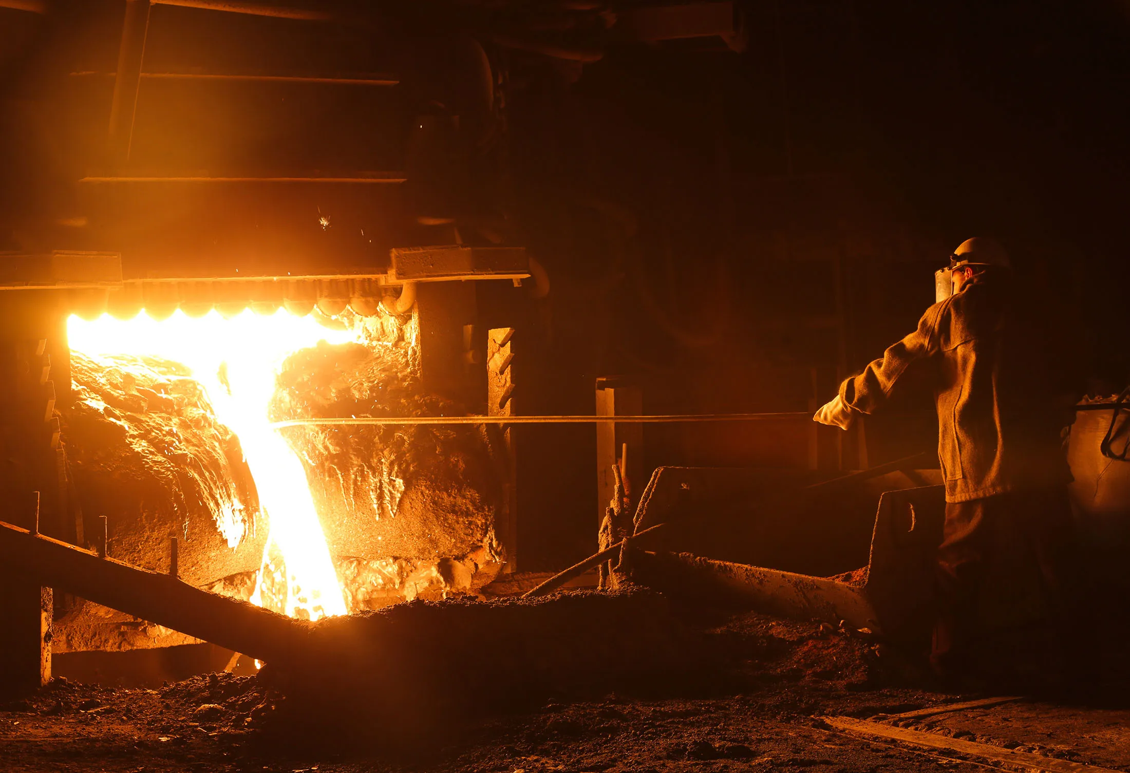 A worker takes a sample of molten steel from an arc furnace in the smelting shop at the Oskol Elektrometallurgical Plant (OEMK) steel mill, operated by Metalloinvest Holding Co., in Stary Oskol, Russia, July 14, 2017. The new hot briquetted iron (HBI) production line at the Lebedinsky mine in Russia has an output capacity of 1.8m tons per year, a spokeswoman said by phone.
