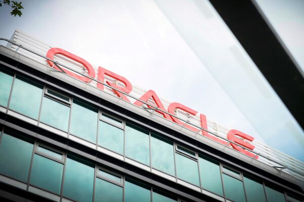 Oracle branding.