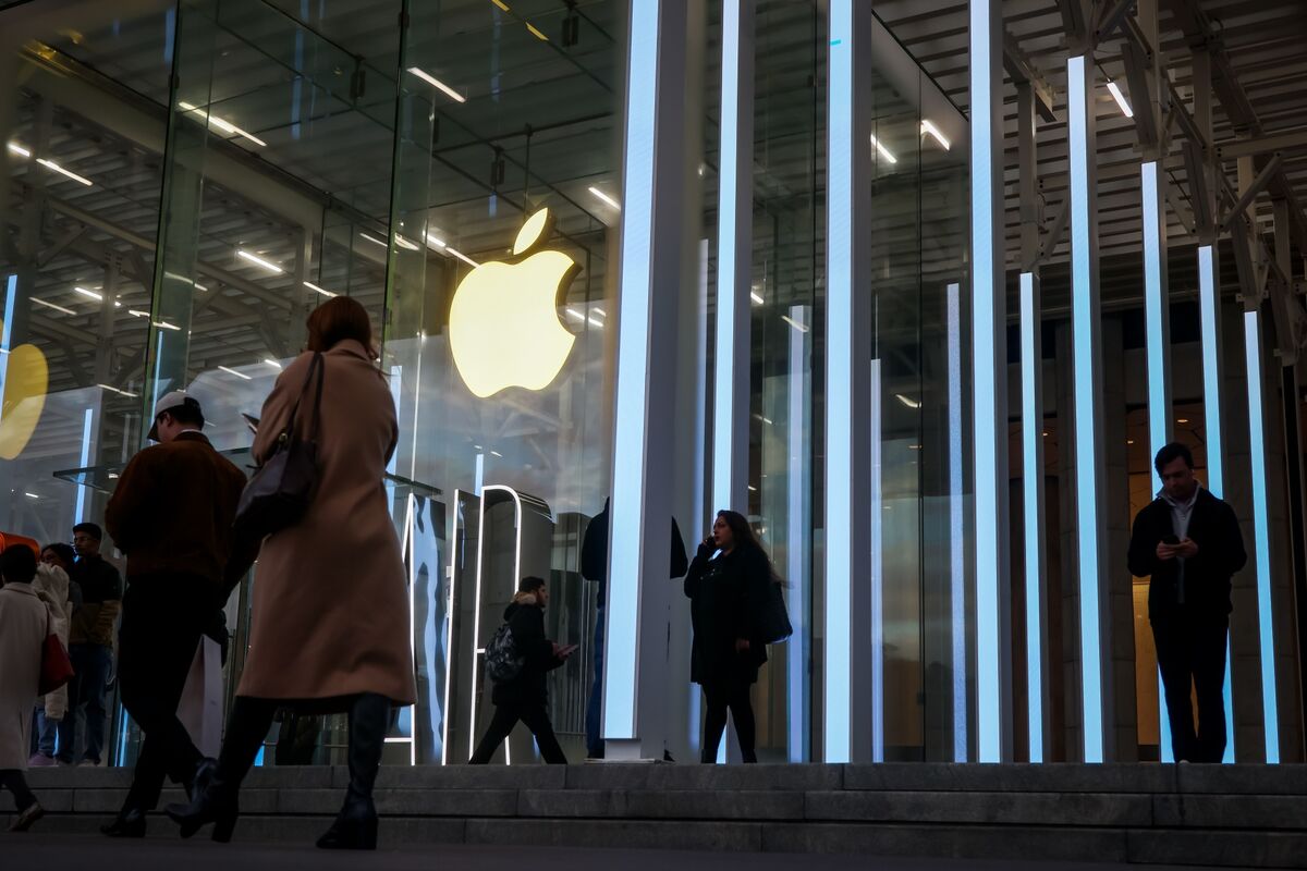 Apple Shareholders Approve Executive Pay, Reject China Audit Proposal ...