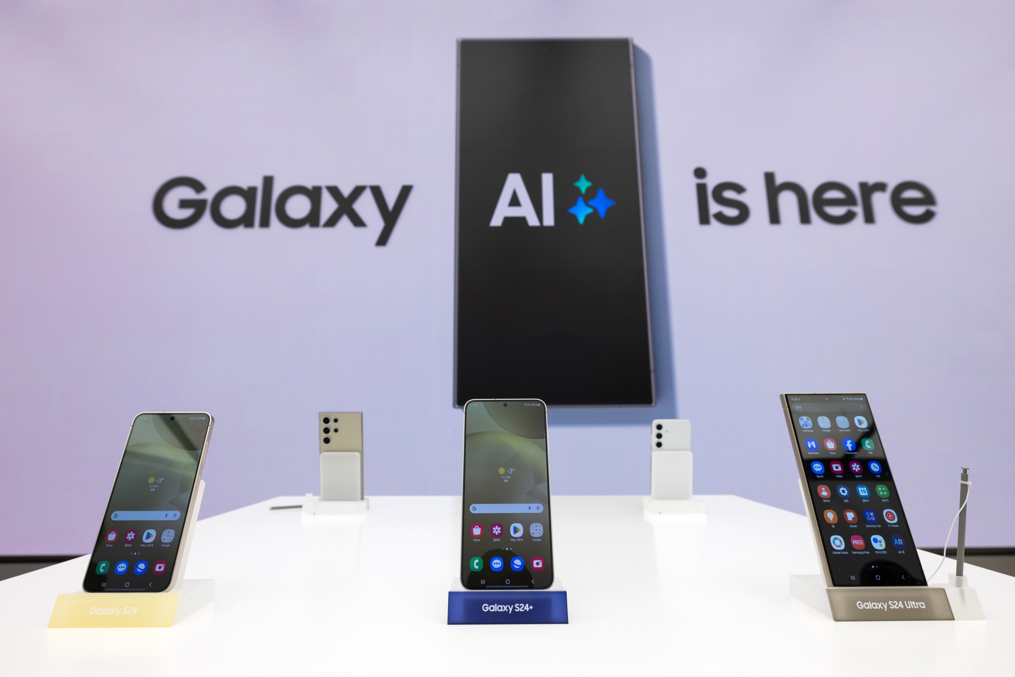 Samsung Bets on Google AI With Latest Galaxy S24 Phone - Bloomberg