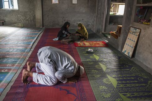 Mohammed Ali Jan Khan prays