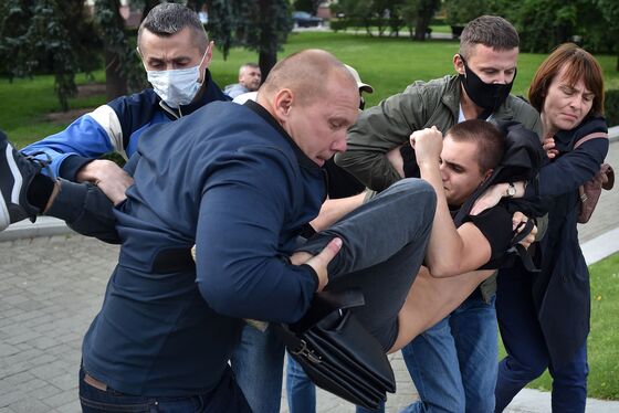 Protesters Demand Belarus Strongman Face Banned Challenger
