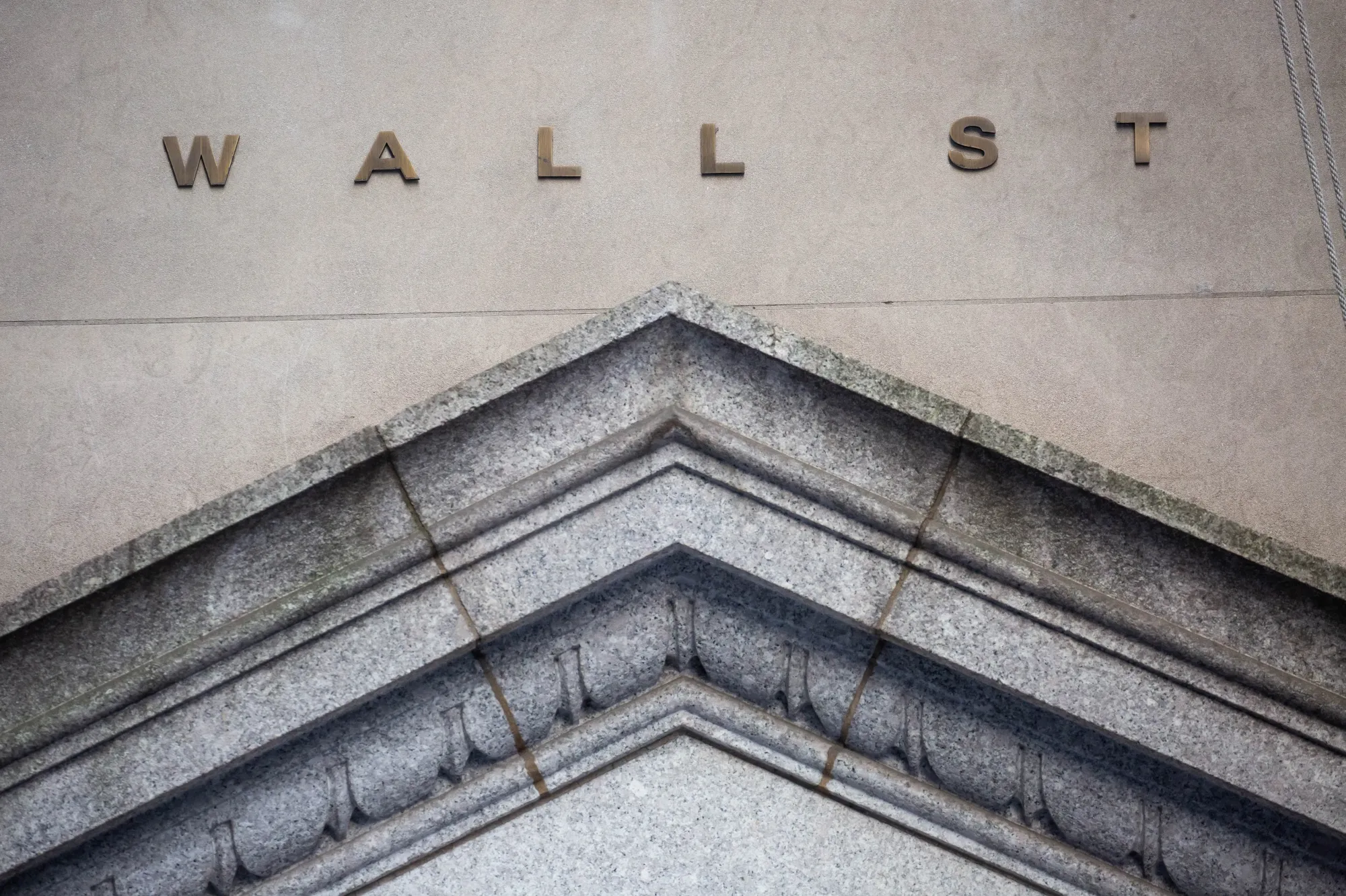 Stocks Climb Amid Tech Rebound 