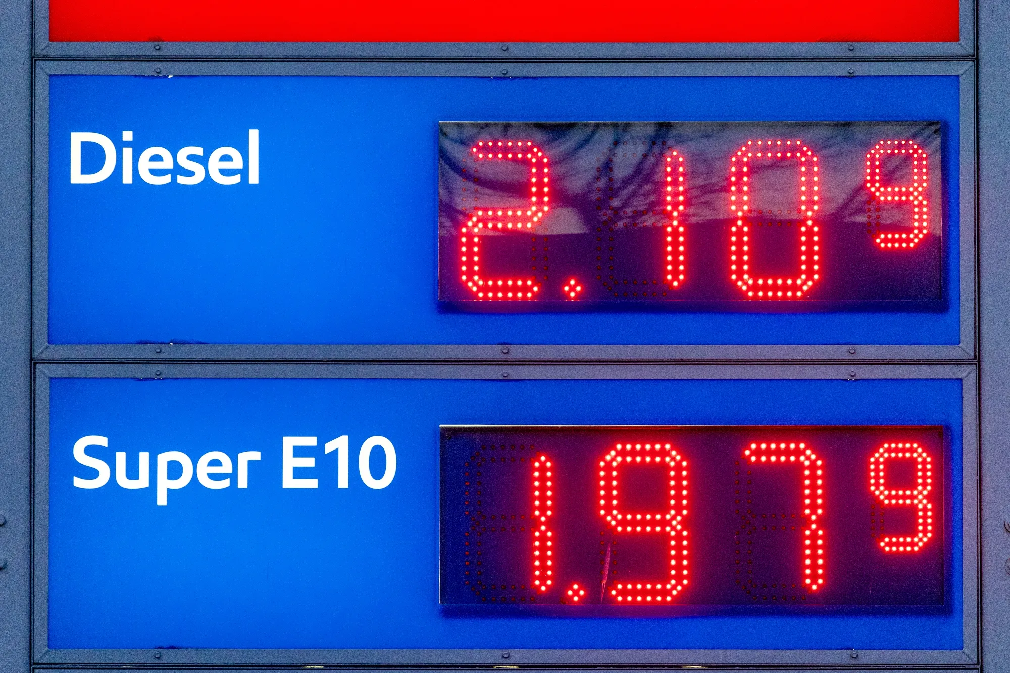 独ベルリンのガソリンスタンドに表示された価格