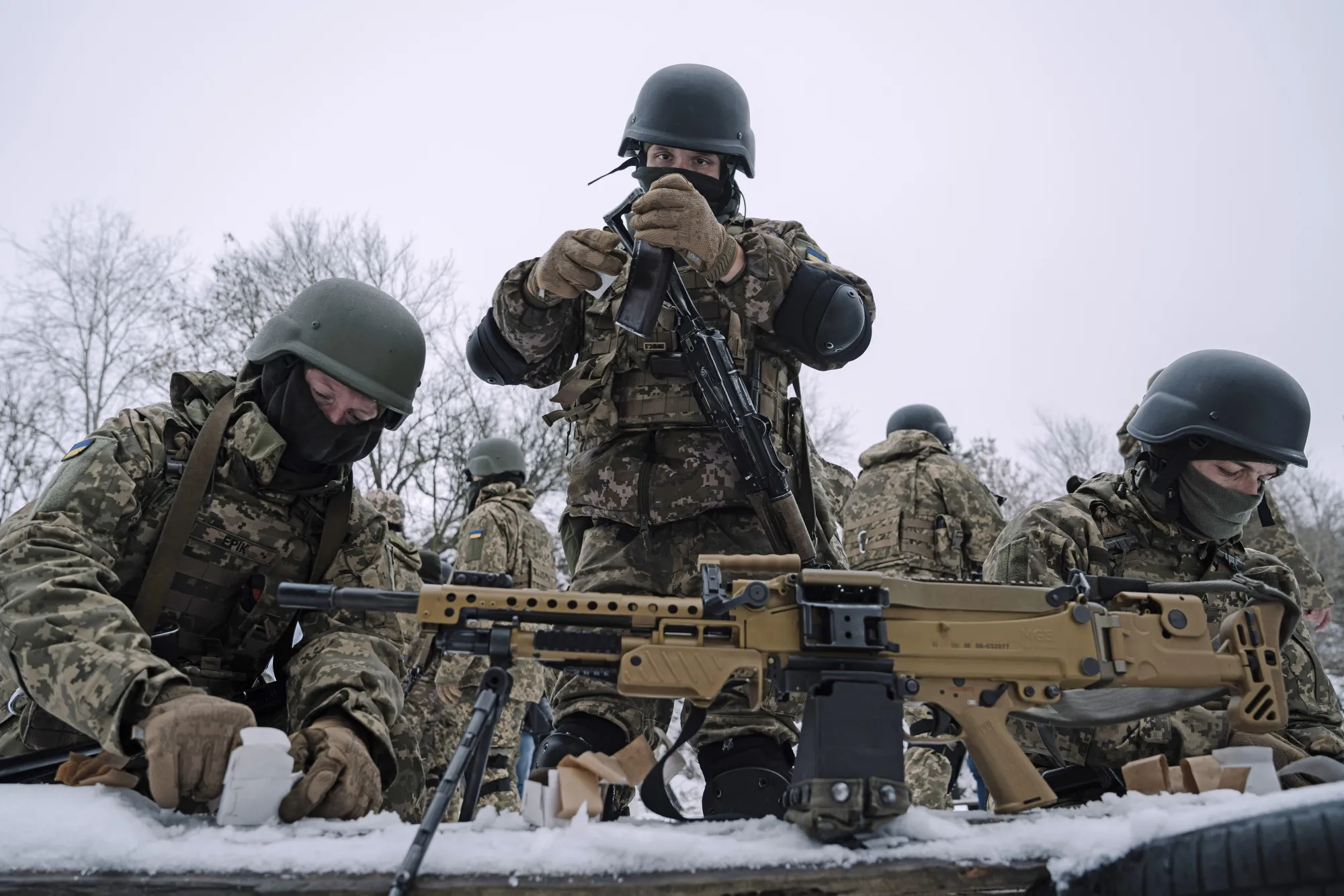 Members of the Siberian Battalion prepare weapons during military exercises&nbsp;in Ukraine in 2023.&nbsp;