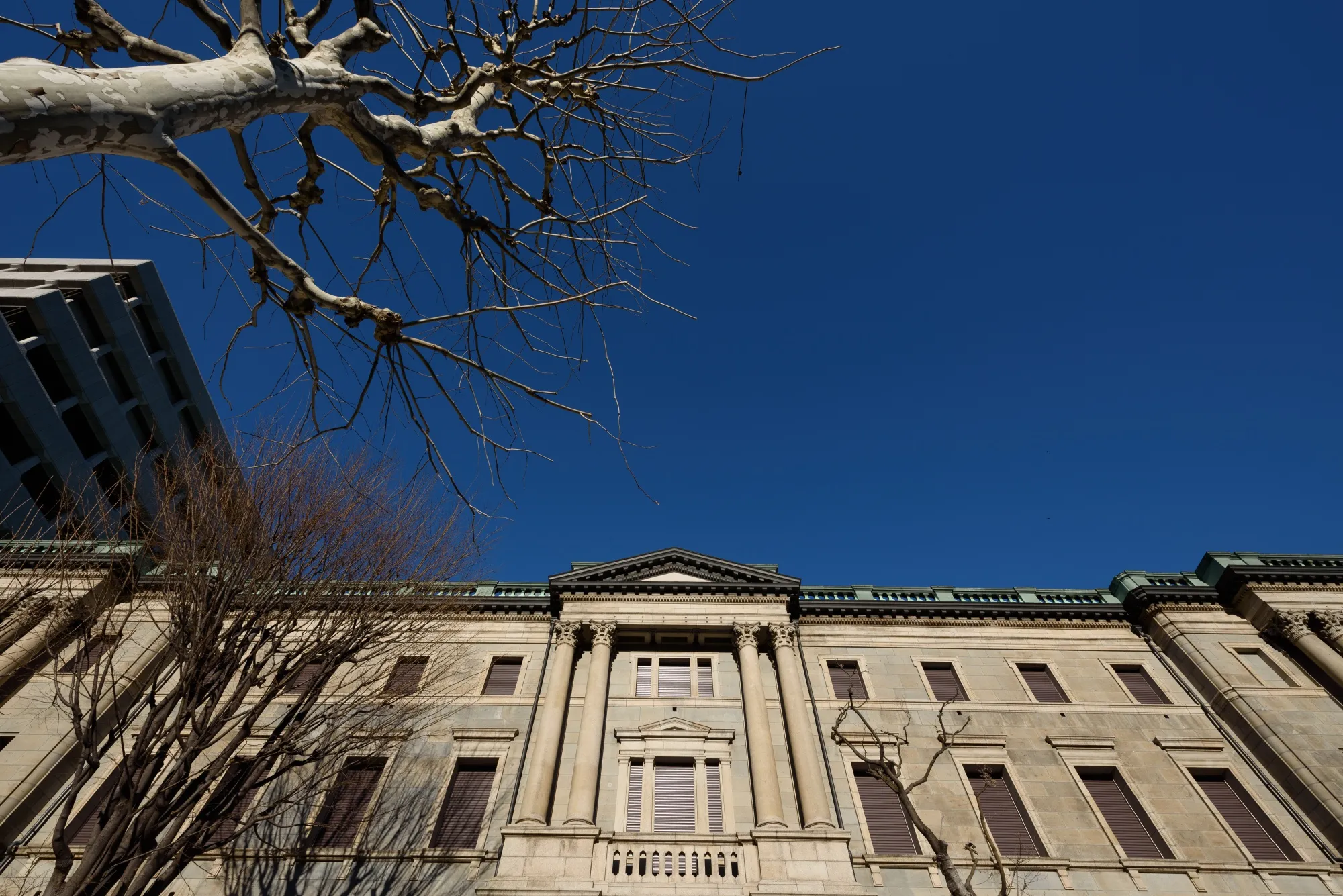 日銀デジタル通貨、付利で価値変動なら混乱も－山岡元局長 - Bloomberg