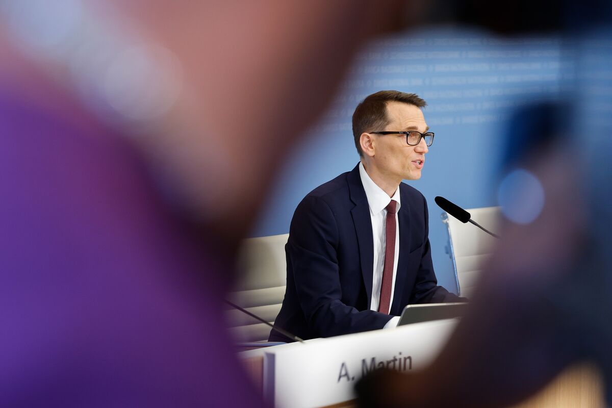 🟪"Il presidente della Banca Nazionale Svizzera: tassi d'interesse sotto zero, una scelta da ponderare con cautela"