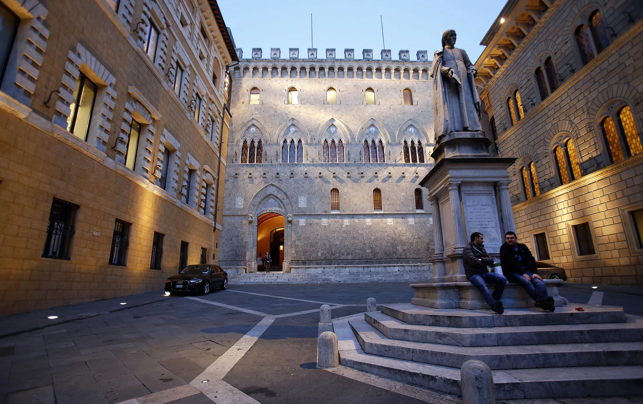 A statue of Sallustio Bandini stands in Piazza Salimbeni near the headquarters of Banca Monte dei Paschi di Siena SpA in Siena, Italy, on Wednesday, Jan. 8, 2014. Monte Paschi, the bailed out Italian bank, is selling shares in medical products company Sorin SpA as it disposes of assets to raise funds, according to three people familiar with the transaction.
