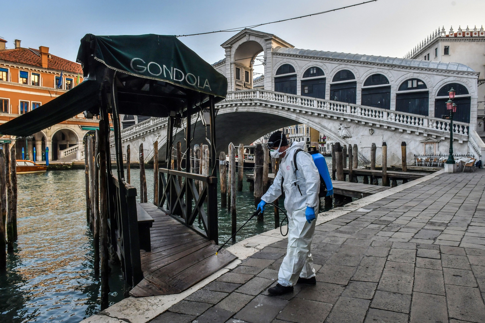 Spraying&nbsp;disinfectant at the Rialto Bridge in Venice.