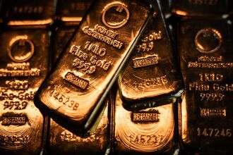 Gold Advances on Mounting Anxiety Over US Tariff Plans