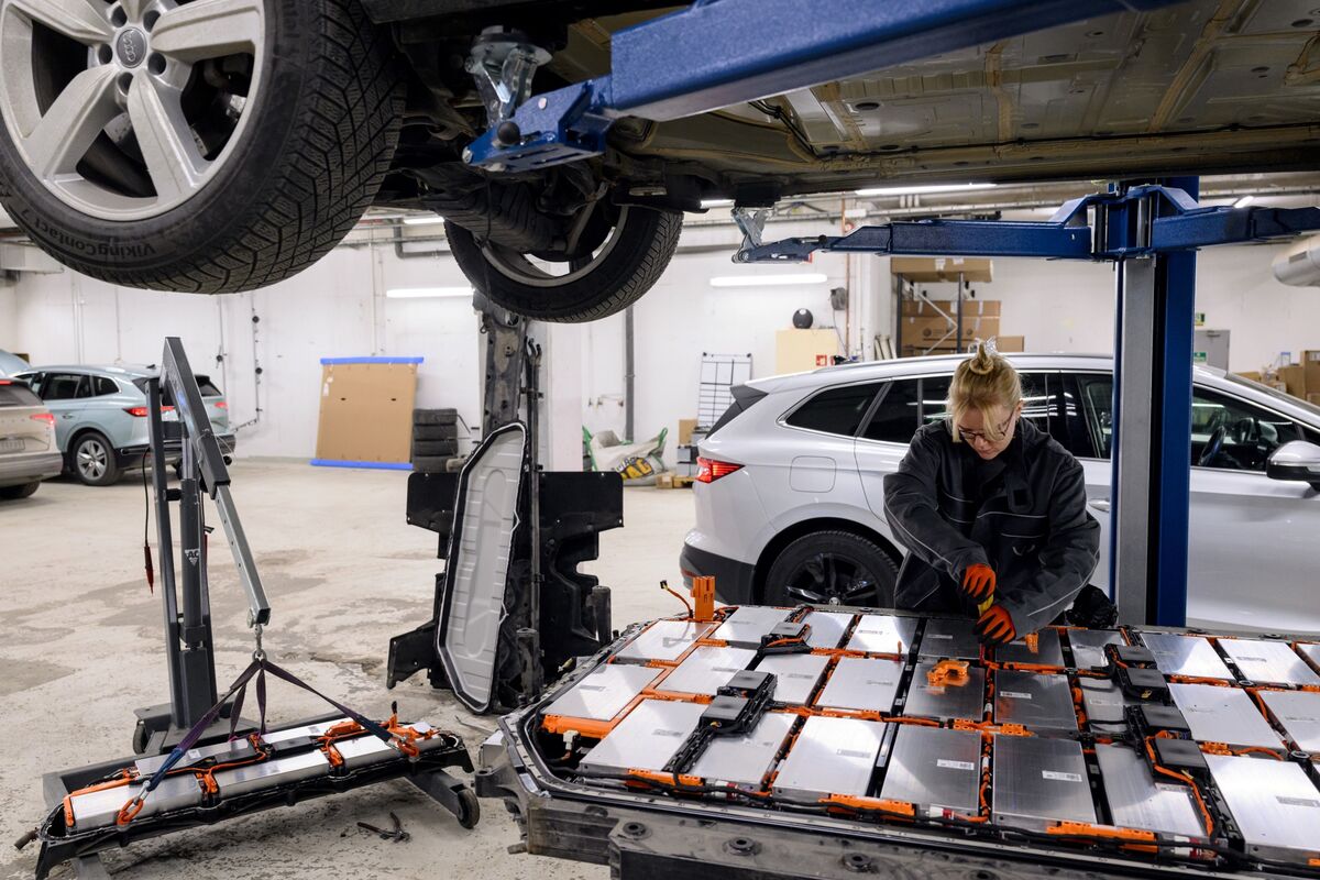 bloomberg.com - Ott Ummelas - Norway's Economy Grows Largely as Forecast, Backing Hiking Plan