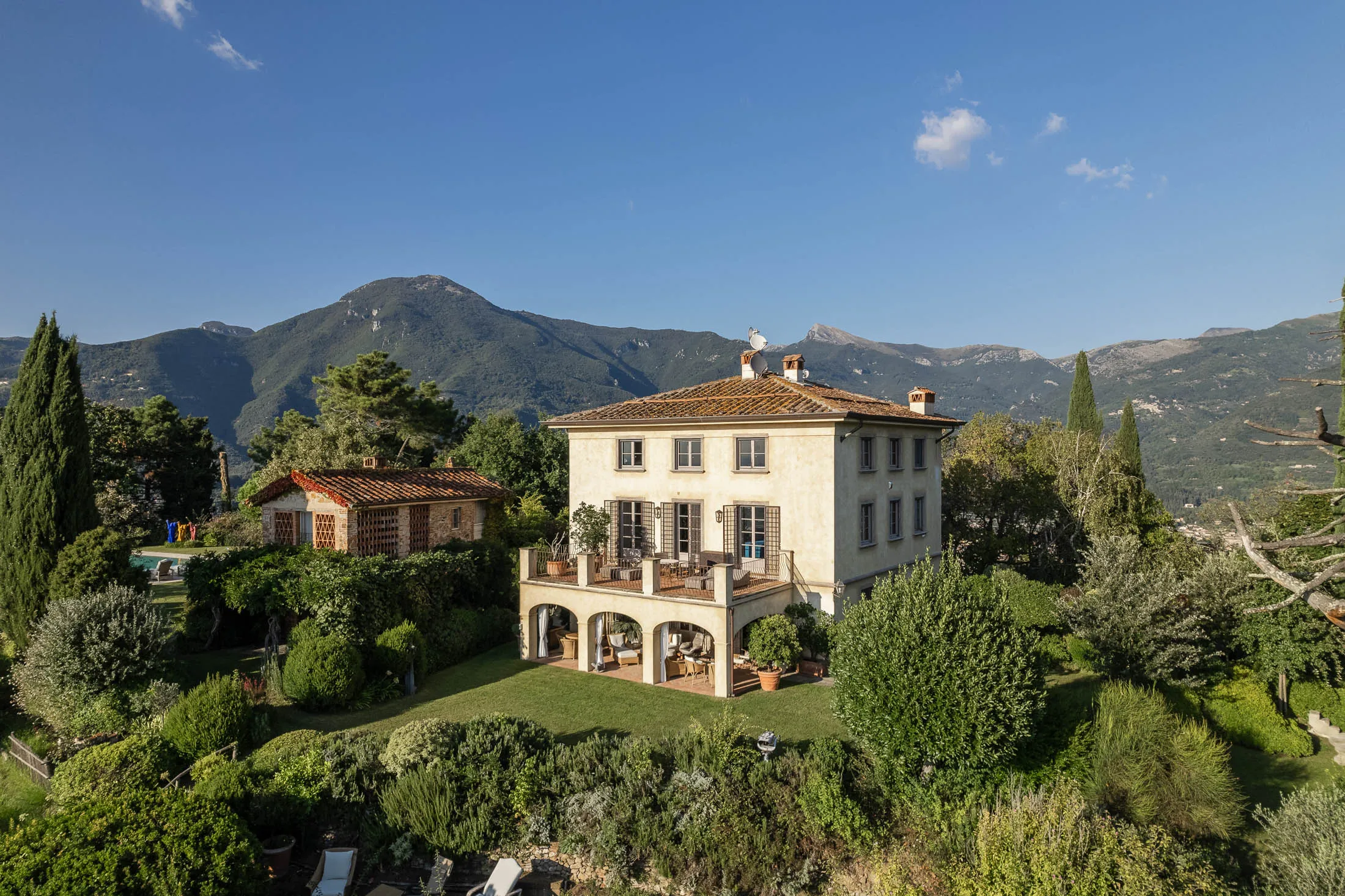 Bond 45 Owner Lists Renovated Italian Tuscan Villa for $7 Million -  Bloomberg, image size:2200x1466