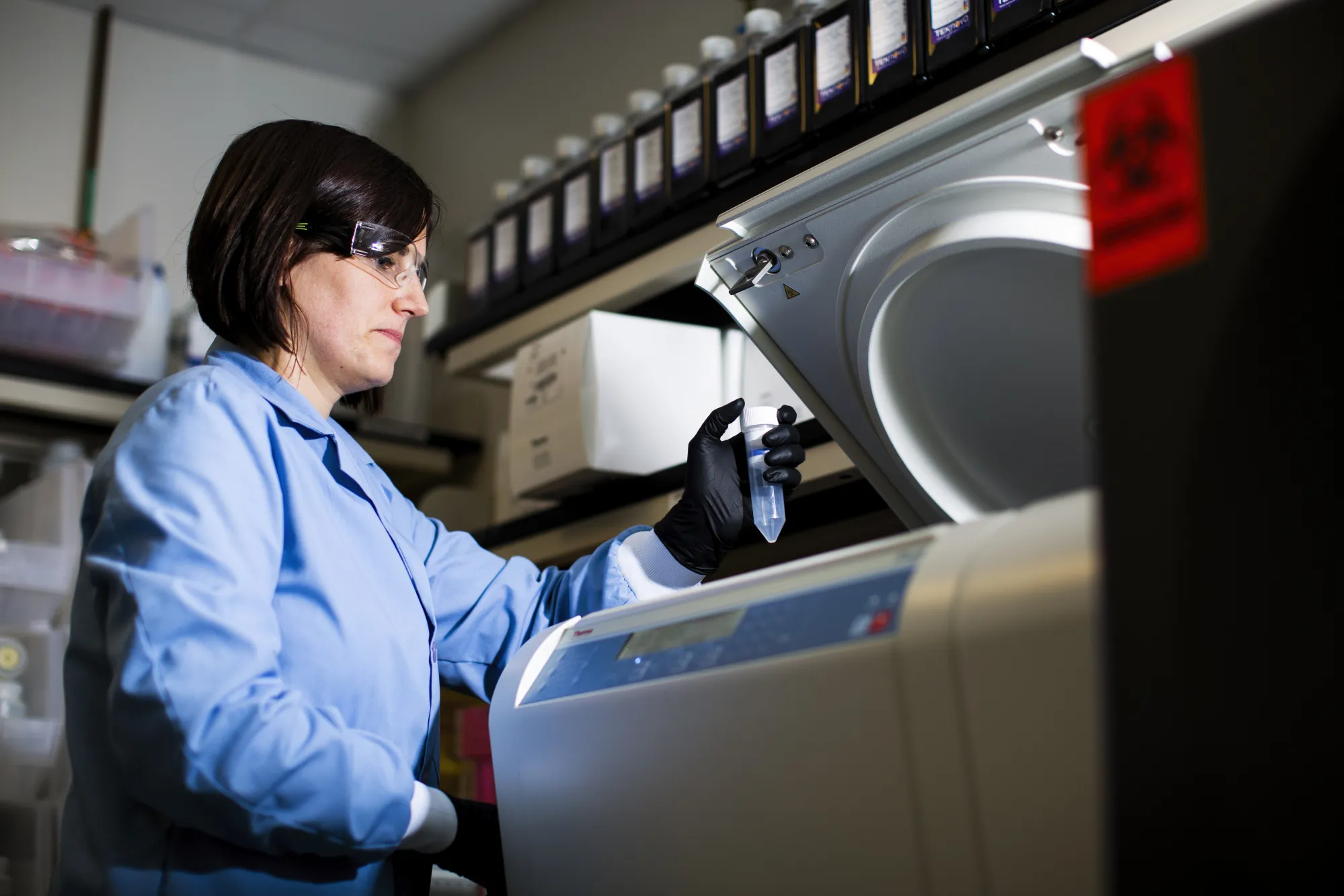 A research associate works at the Moderna Therapeutics Inc. lab in Cambridge, Mass.&nbsp;