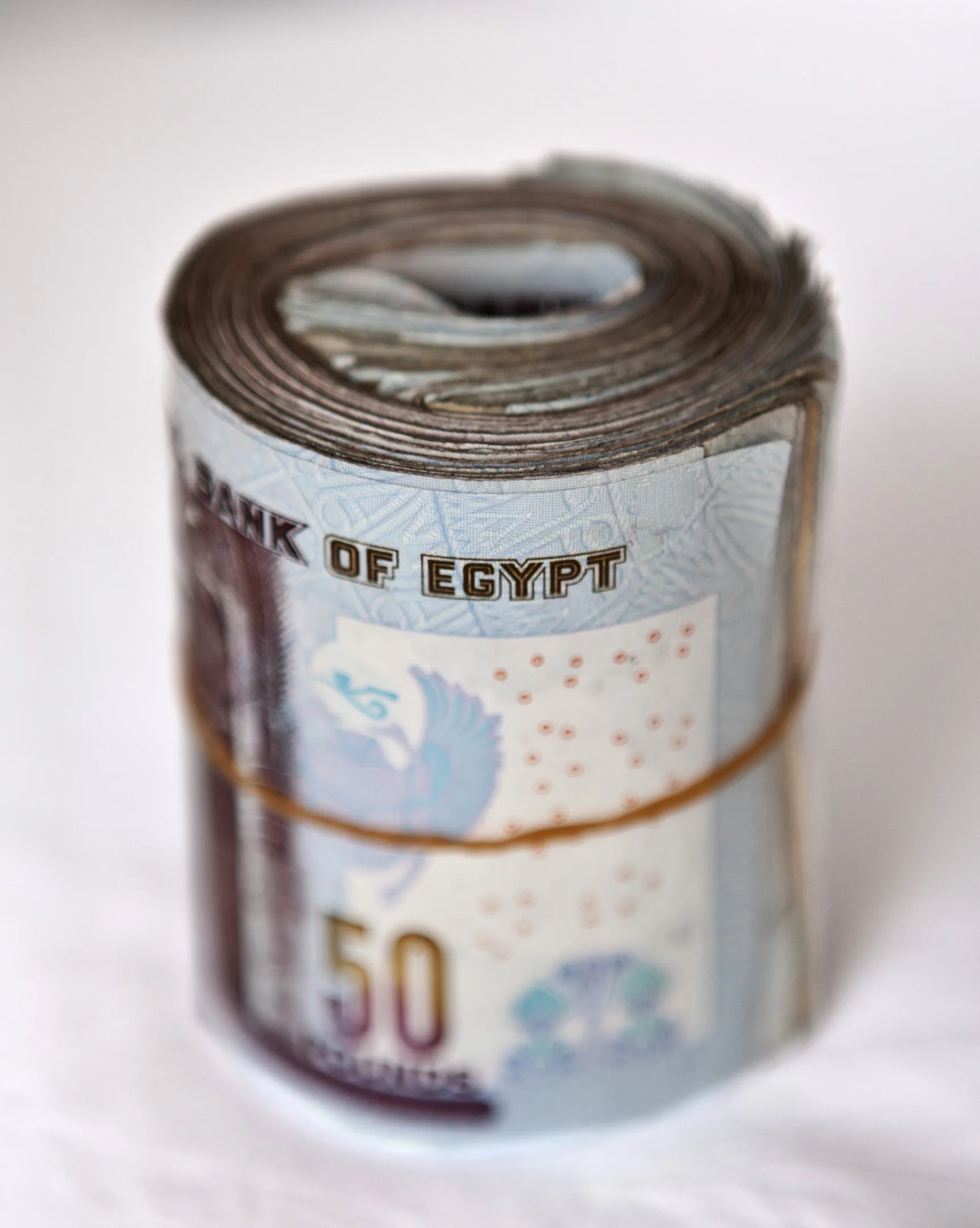 Egyptian pound bank notes are arranged for a photograph in Cairo.&nbsp;Photographer: Andrew Burton/Bloomberg