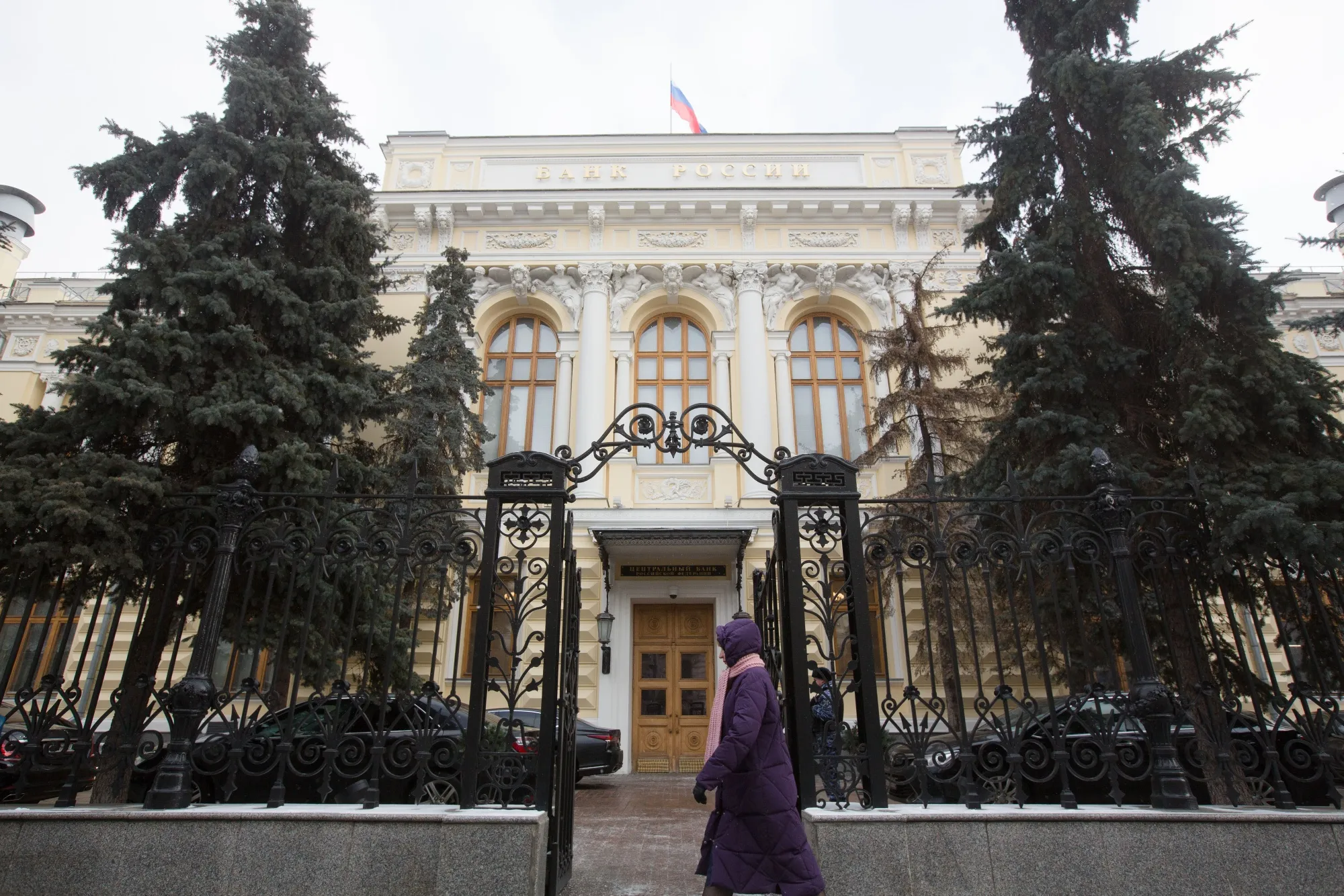 A pedestrian passes the headquarters of Russia's central bank&nbsp;in Moscow.