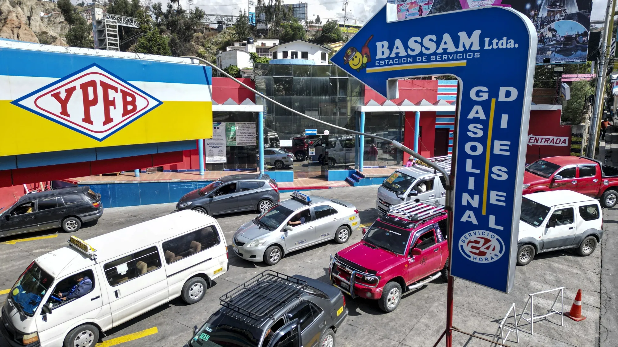 Vehicles line up to refuel at a gas station in La Paz on Oct. 18.
