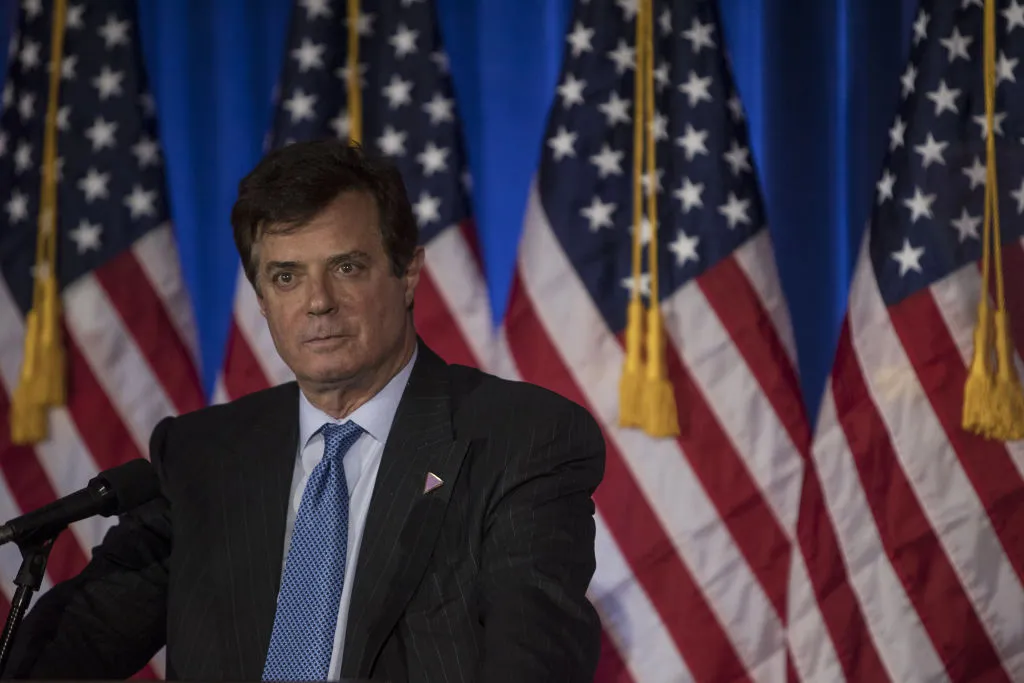 Manafort in the middle.
