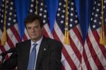Manafort in the middle.