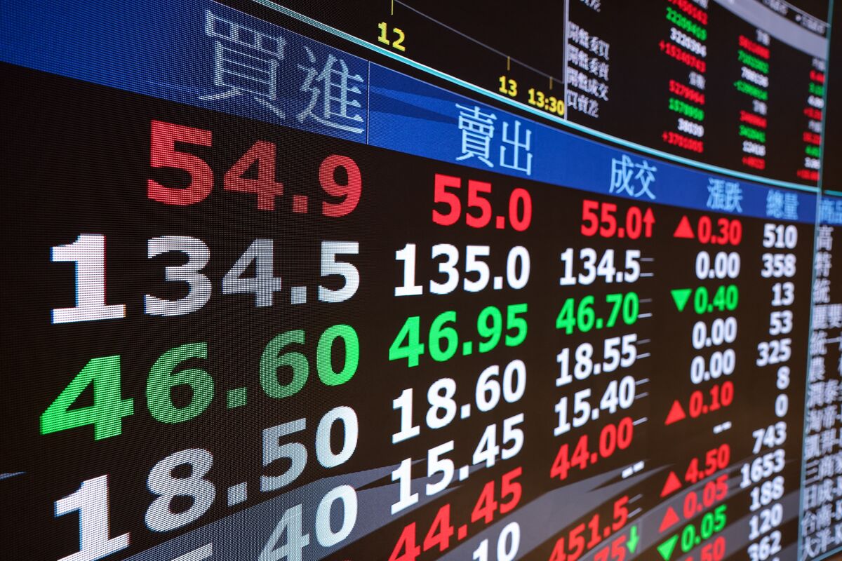 Investors Plow Billions Into EM ETFs as Diversification Reigns