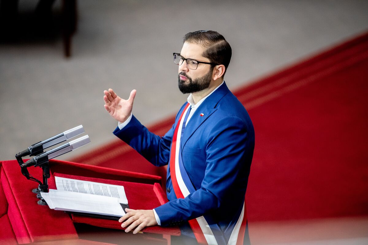 Chile’s Boric Proposes Small 2026 Spending Hike Amid Fiscal Woes