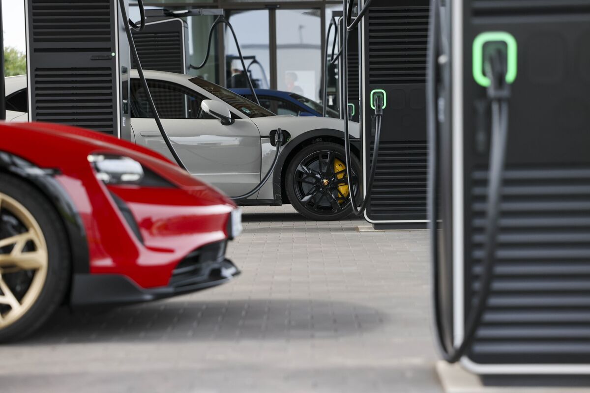 Porsche Swings to Near €1 Billion Loss on EV Pullback, Tariffs