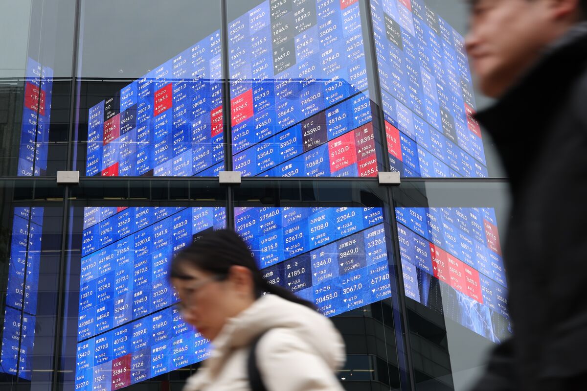 Japan Stocks Fall After Oil Price Surges, Fed Holds Key Rate