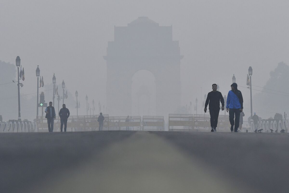 Why Smog Chokes India's Capital, And Its Economy - Bloomberg