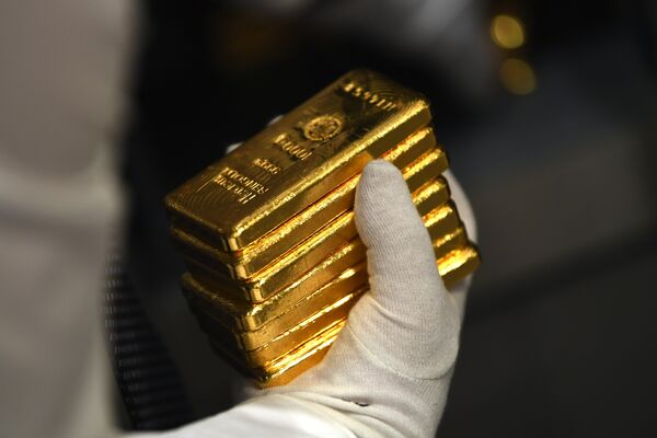 Gold Slips From Near $4,000 as Dollar Climbs Amid Shutdown and France Political Crisis