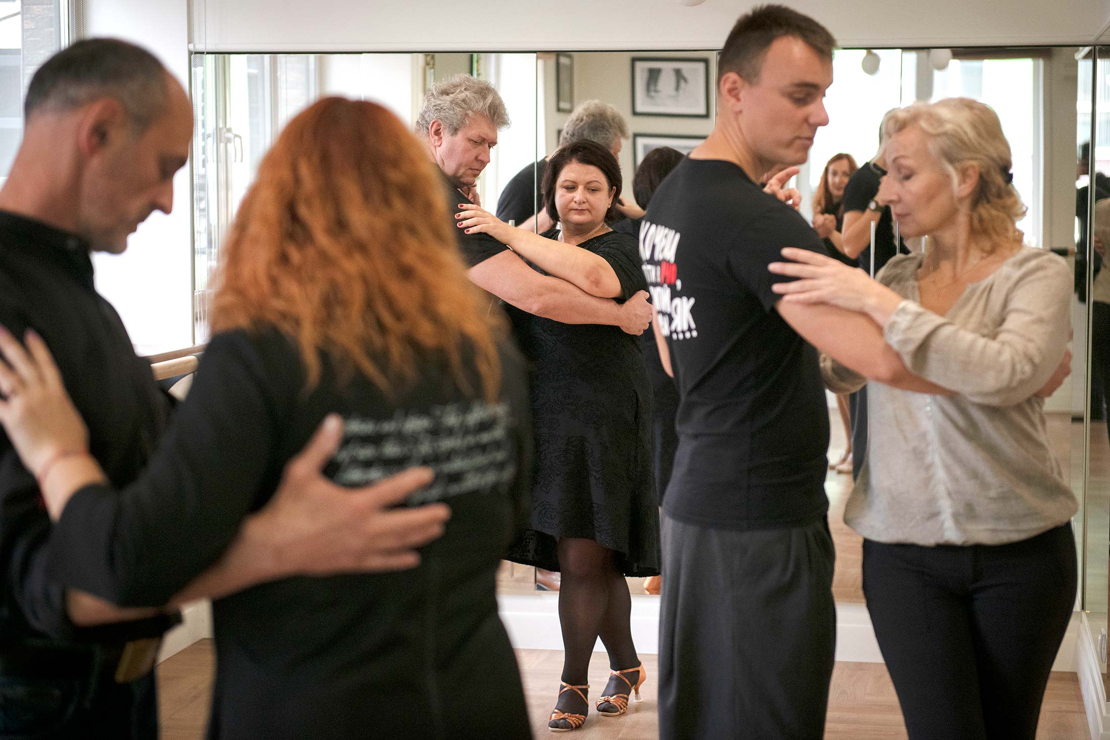 Olena Romanova (center) dancing at Nuestro Tango in Irpin.