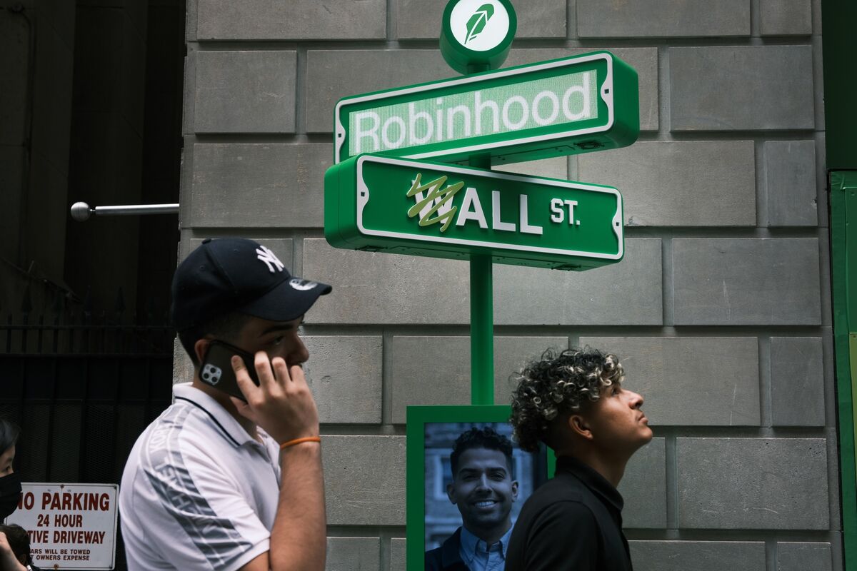 bloomberg.com - Allison Schrager - Robinhood's AI Agents Won't Help You Beat the Market