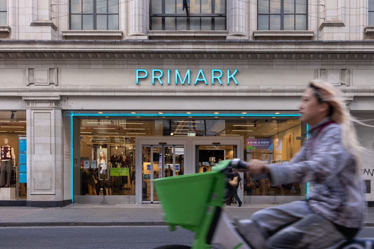 Retail Sales Rise as Bank of England Hints at Rate Hike