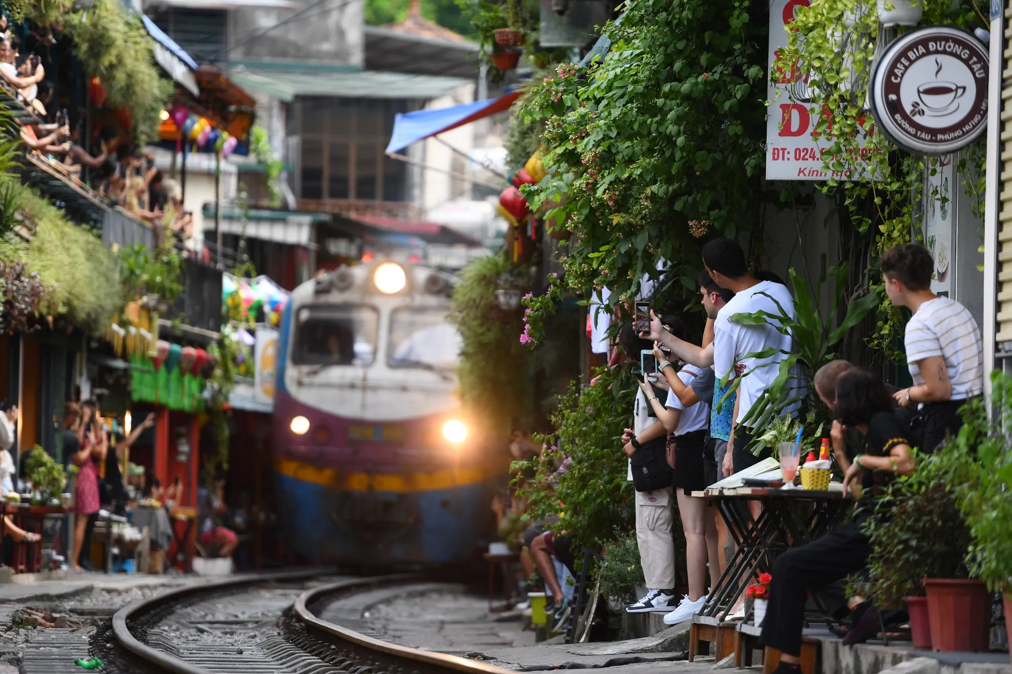 Vietnam's Train Cafes Ordered to Shut Down After Tourists Return - Bloomberg