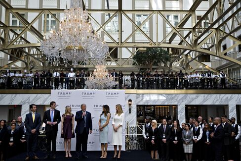 所有ホテルのオープニング式典に出席するトランプ氏(16年10月、ワシントン)