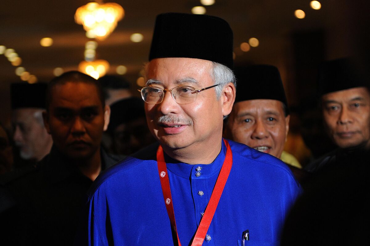 Премьер малайзии. Премьер-министр Малайзии тун Абдул Разак. Премьер-министр Малайзии 2001. Малайзия министры. Бадави, Абдул Ахмад - премьер-министр Малайзии.
