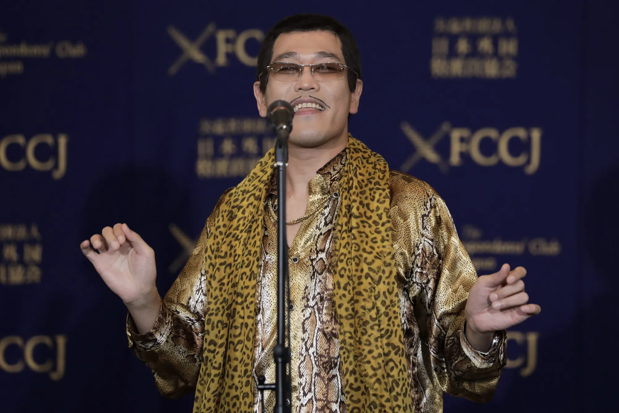 タレント・お笑い芸人 PIKOTARO.Autographed PPAP PHOTO T-shirt