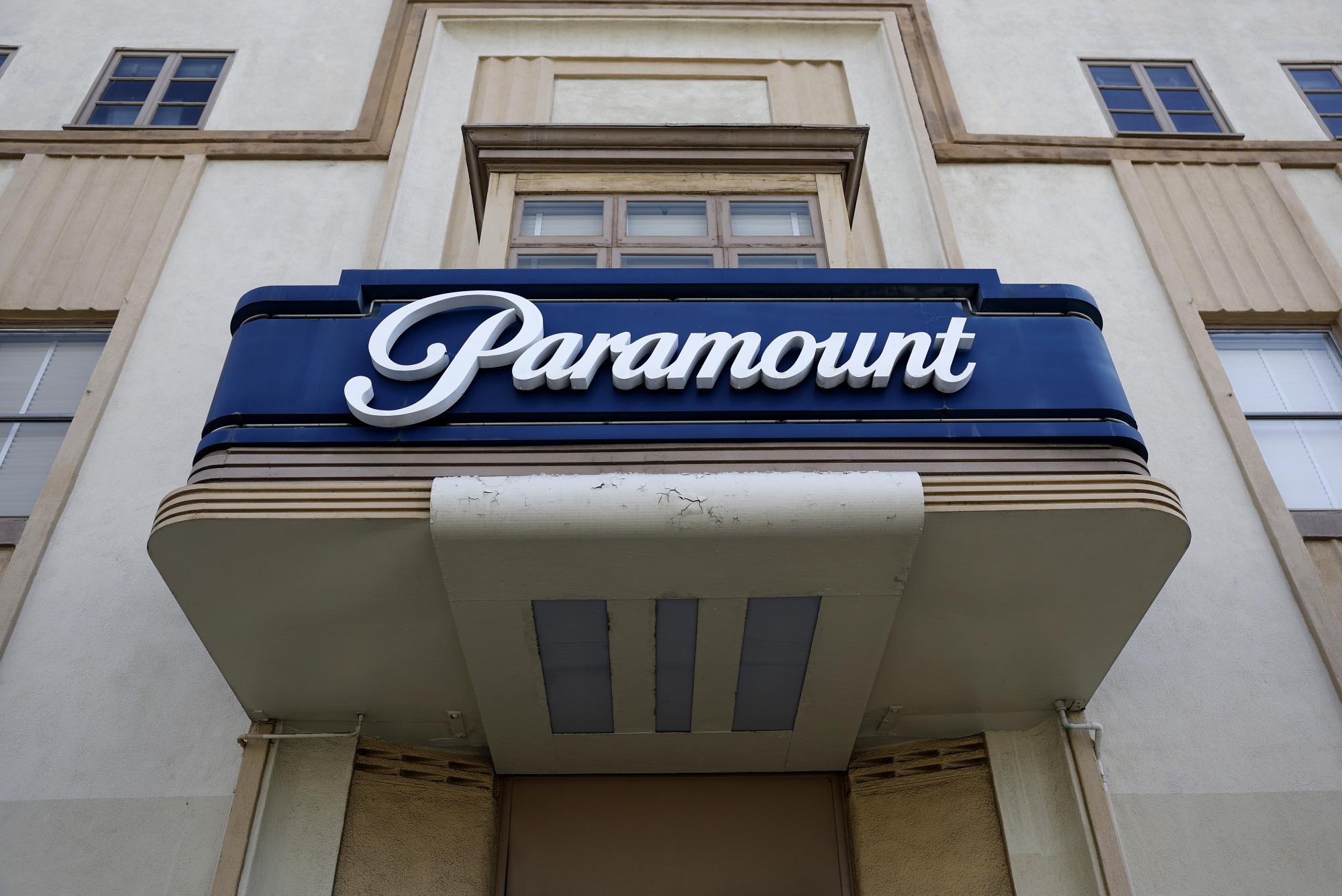 Image associated with story "Paramount-Warner Bros. Judge Pauses Deal With Serious Issues"