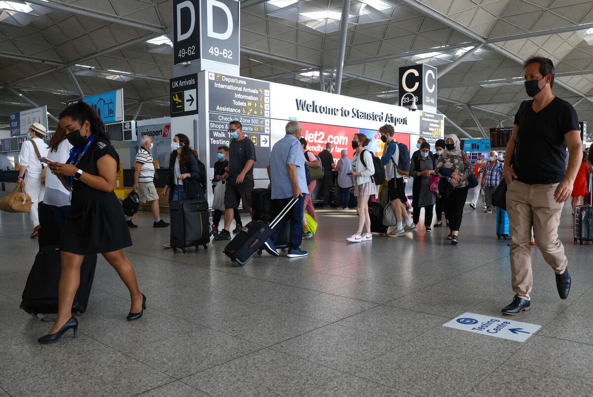 Stansted Airport Security Queues Hit Hours After E-Gate Problems - Bloomberg