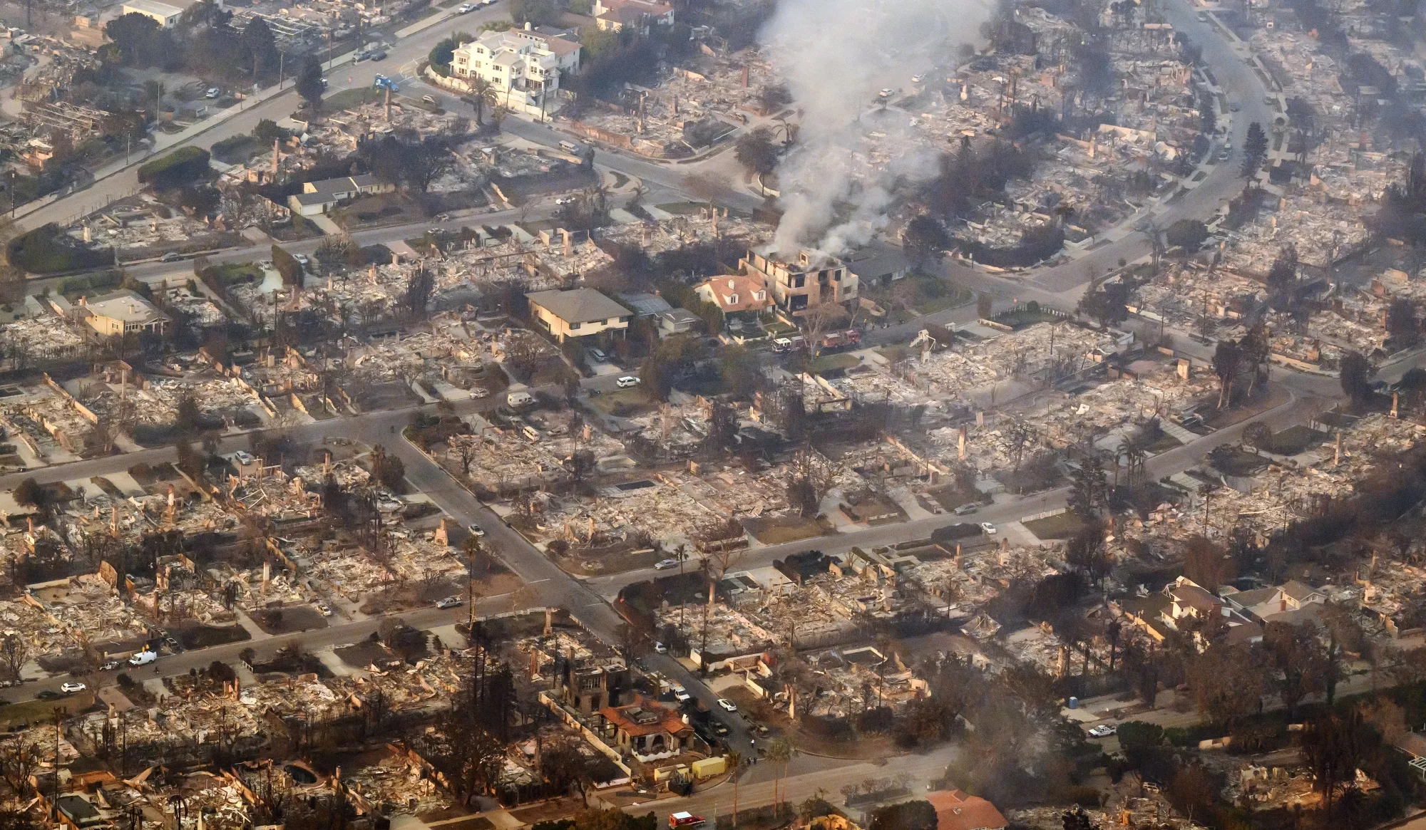 灰と化した楽園－ロス近郊を襲った山火事、焼失の惨状明らかに - Bloomberg