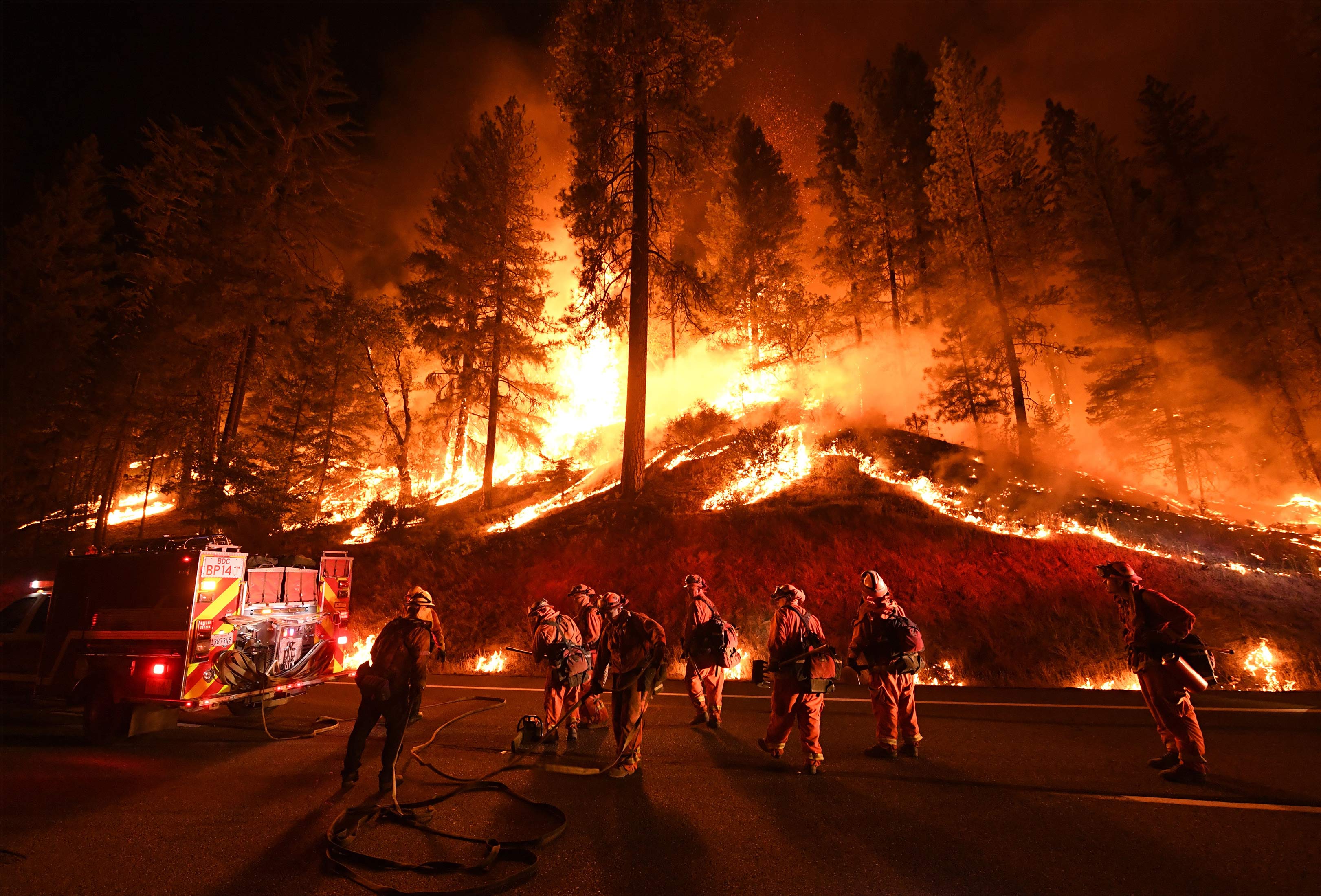 Ill be fire. Пожары в Северной Америке. Лесные пожарные США. Пожар Кэмп. Лос Анджелес в огне 2018.