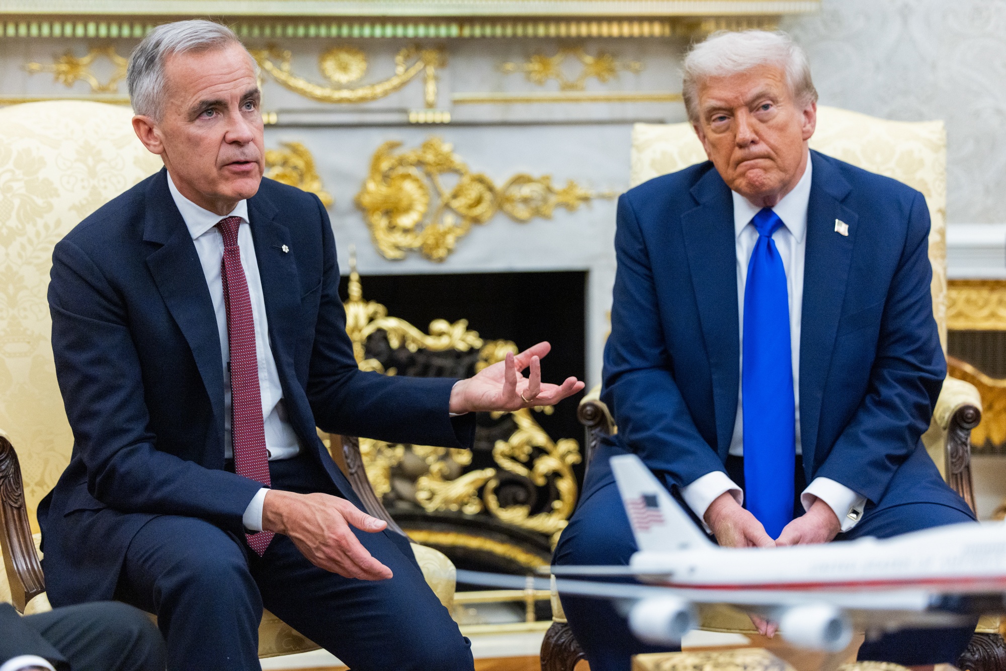 US President Donald Trump, right, and Mark Carney, Canada's prime minister, during a meeting in the Oval Office of the White House in Washington, DC, US, on Tuesday, Oct. 7, 2025. Trump said he expects the US and Canada can "get there" on a resolution to the two countries' dispute over sectoral tariffs on steel, aluminum and autos. Photographer: Shawn Thew/EPA