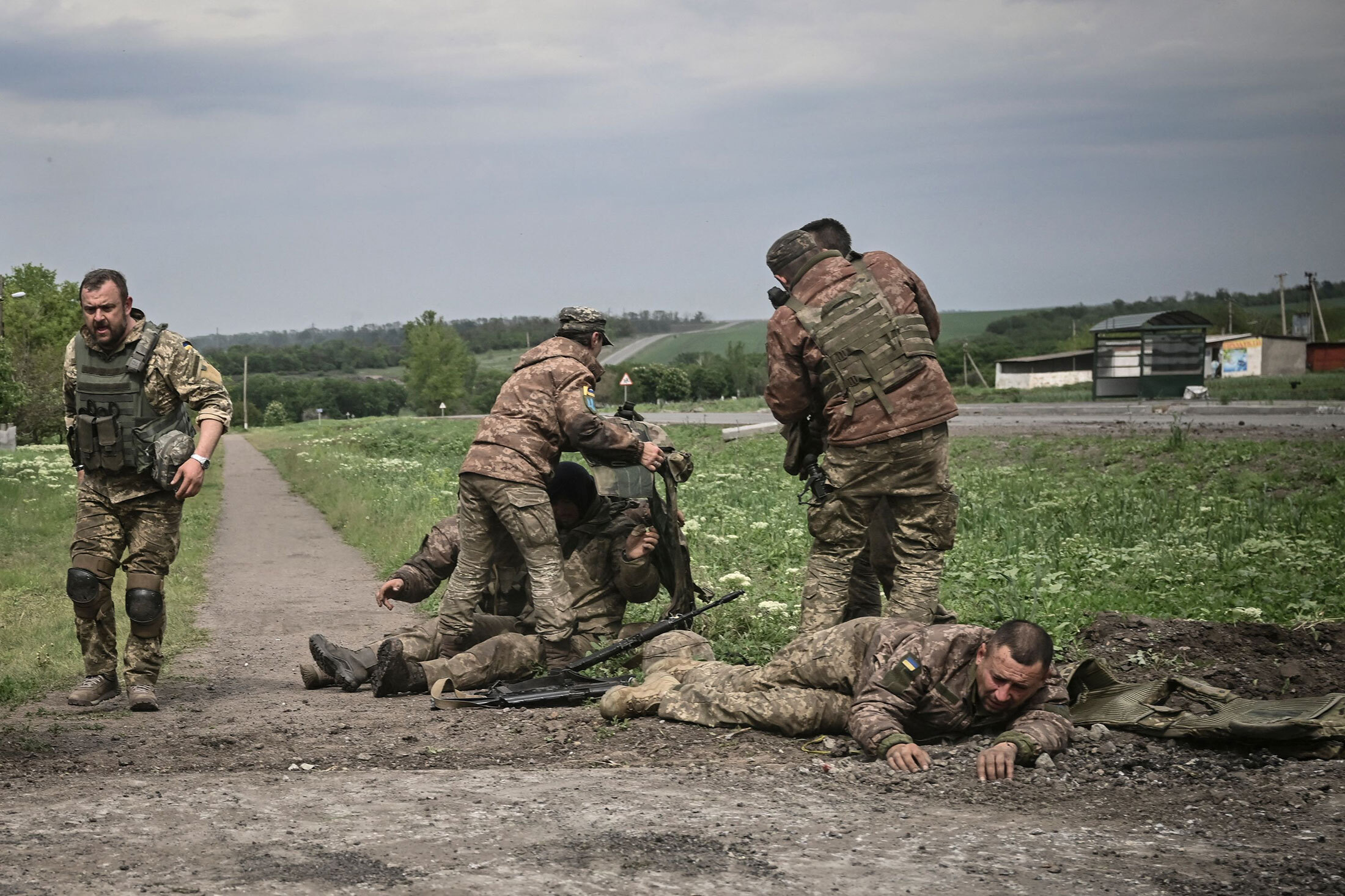 Ukrainian servicemen assist comrades near the front line in the embattled&nbsp;Donbas&nbsp;on May 21.