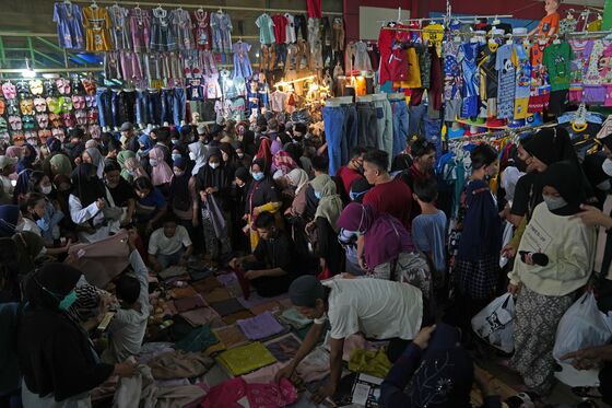 Indonesians Splurge on Eid Holidays After Covid Restrictions End