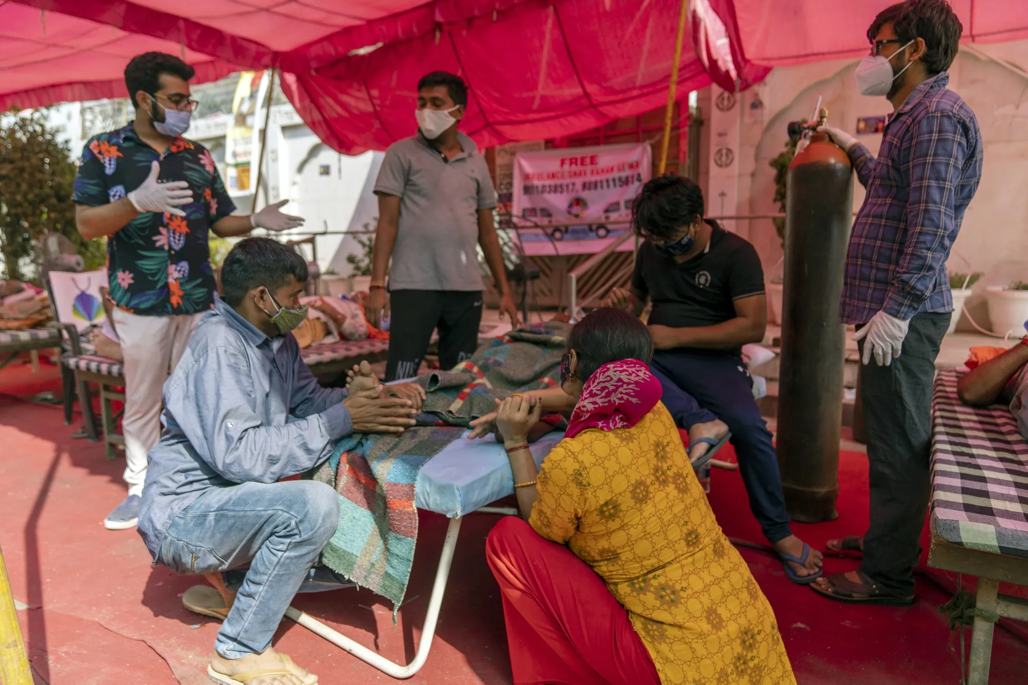 Covid-19 patients receive free oxygen, supplied by Khalsa Help International,&nbsp;in the Indirapurma township of Ghaziabad in&nbsp;Uttar Pradesh on&nbsp; May 11.