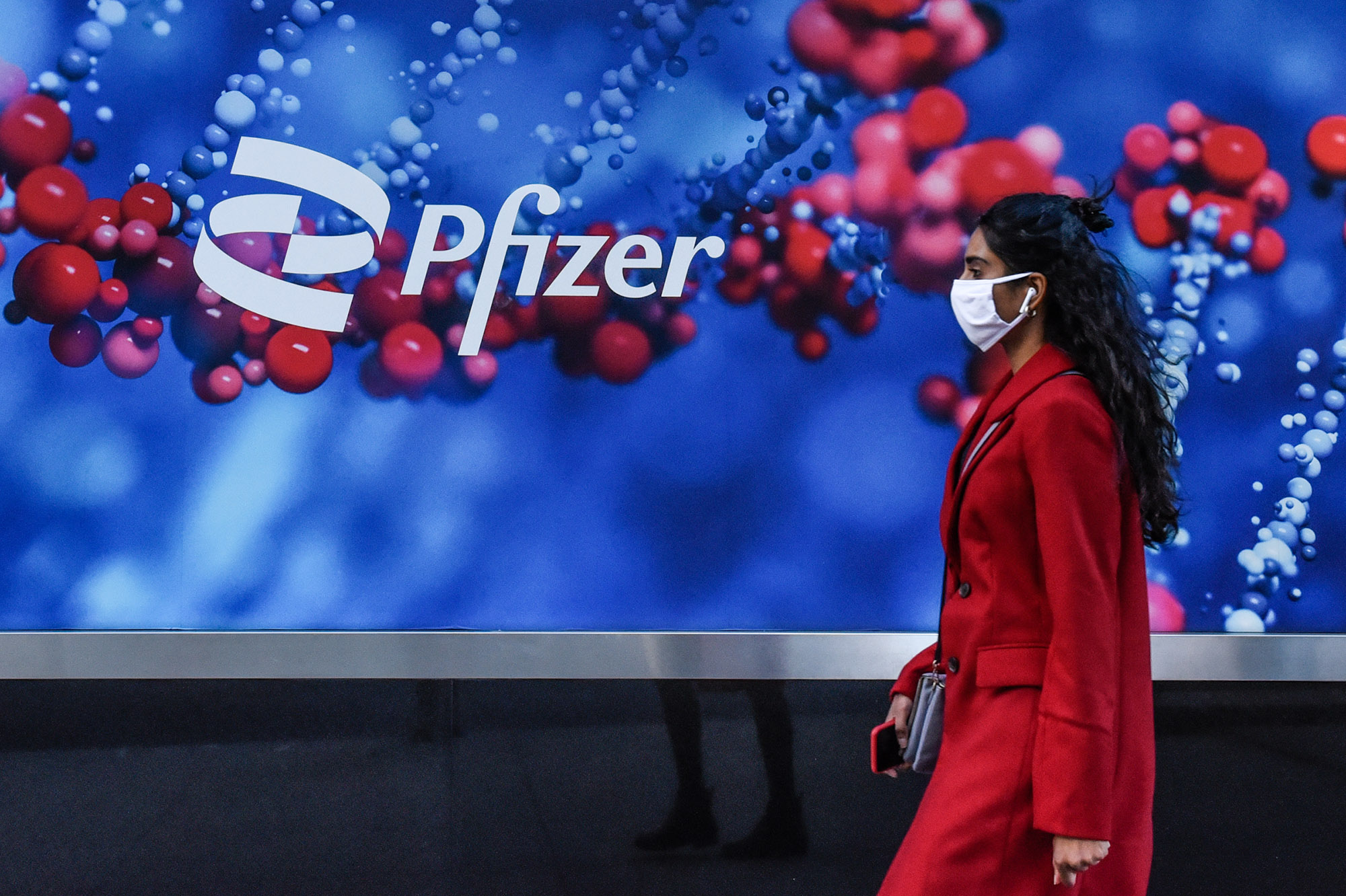 Pfizer's RSV Vaccine Wins US Panel's Backing for Safety in Older People  (PFE) - Bloomberg